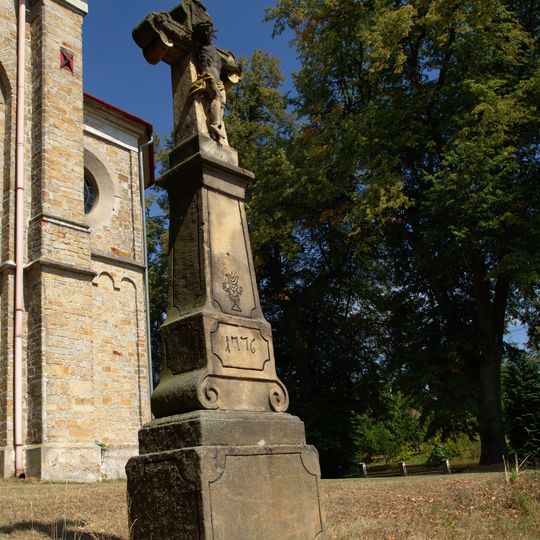 Kříž ve Studené Loučce u kostela