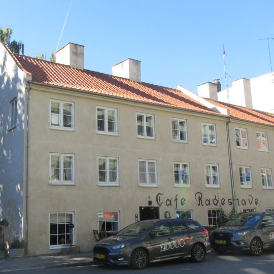 Langebrogade 8