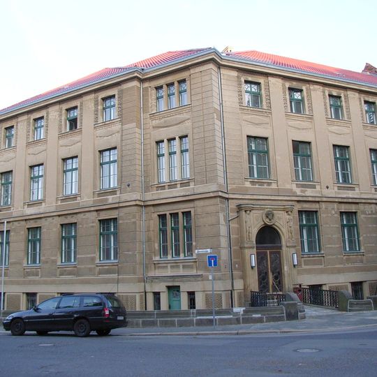 Rothenburger Versicherung ; Verwaltungsgebäude mit Einfriedung und Verbindungsgang mit Tordurchfahrt zum Haus Furtstraße 1 Brückenstraße 1