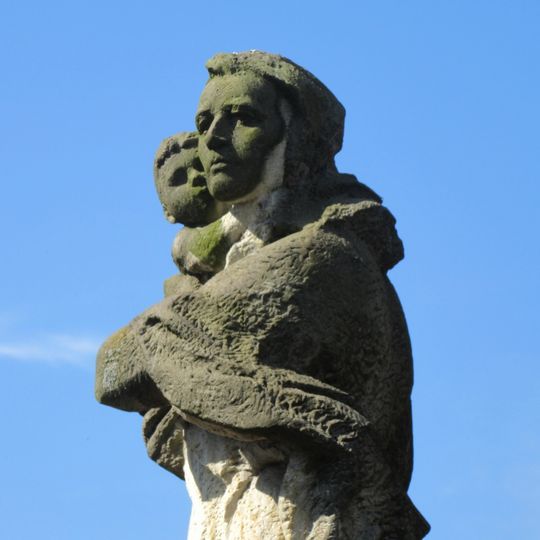 Socha Matka bojující v Šumperku v sadech 1. máje