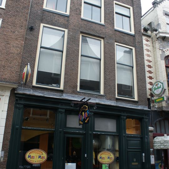 Pand met lijstgevel, bakstenen pilasters en naar voren springend middenstuk, achtergevel eveneens met rechte kroonlijst