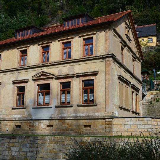 Wohnhaus in offener Bebauung und Stützmauer Elbufer 91