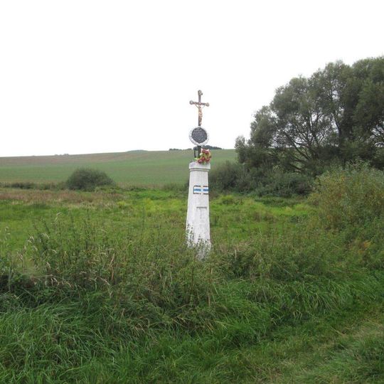 Kříž severně od Mrákova u potoka