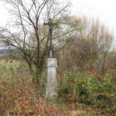 Kříž jižně od Lhovic u polní cesty