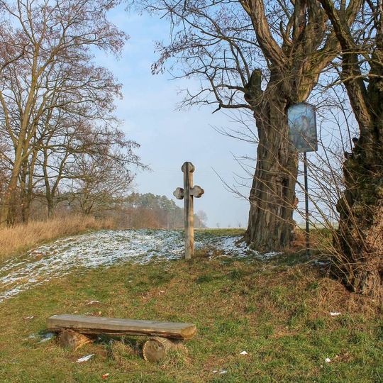Dřevěný kříž u Dubicka na polním rozcestí