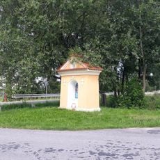 Kaplička v Dyníně u rozcestí