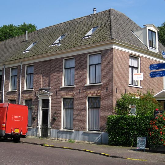 Dubbel woonhuis met bijbehorende erfscheiding in eclectische trant