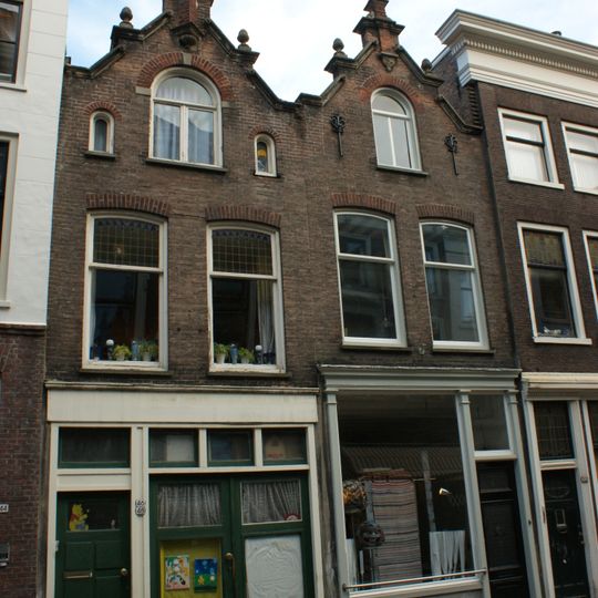 Pand met aan de voorstraathaven gevel onder lijst