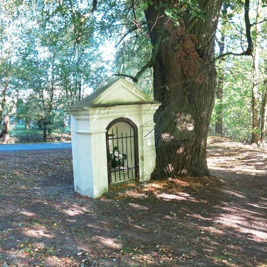 Kaplička pod lípou v Bezdězské ulici v Doksech