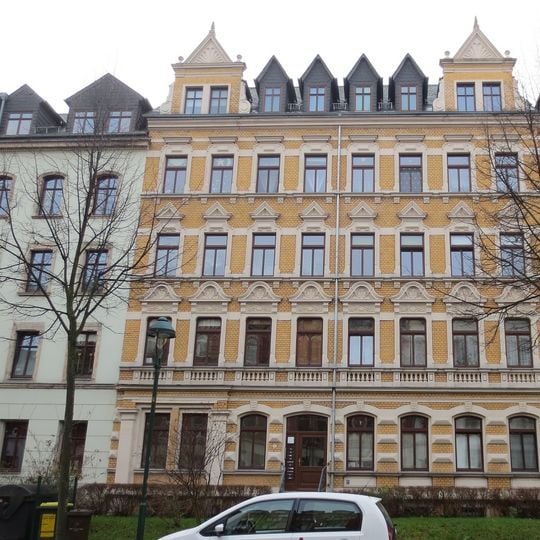 Mietshaus in geschlossener Bebauung mit Vorgarten Uhlichstraße 21