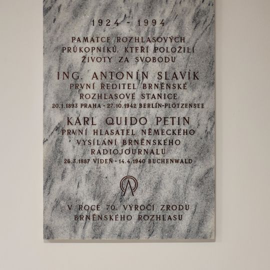 Pamětní deska zaměstnanců rozhlasu, obětí okupace