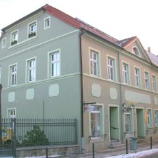 Wohnhaus, nach rechts in geschlossener Bebauung Friedrichsstraße 9