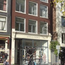 Pand met gevel onder rechte lijst met consoles