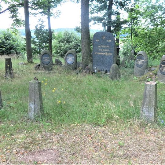 Pomník na hřbitově vojákům zemřelým na zranění z 1. světové války v lazaretu v Mikulášovicích