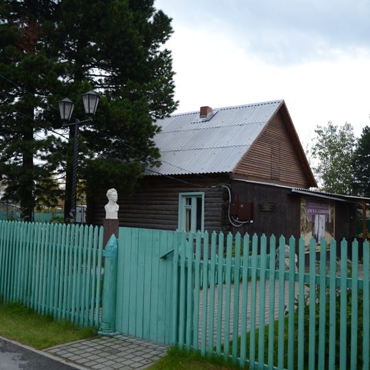 Дом, в котором с 1957 по 1961 гг. жил советский и российский геолог, первооткрыватель нефти в Сибири Ф.К. Салманов