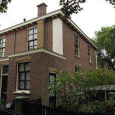 Blok van vier rug-aan-rug gebouwde woningen op vierkante plattegrond, bestaande uit begane grond en verdieping onder een plat dak