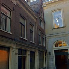 Huisje met latere gevel onder puntvormige top