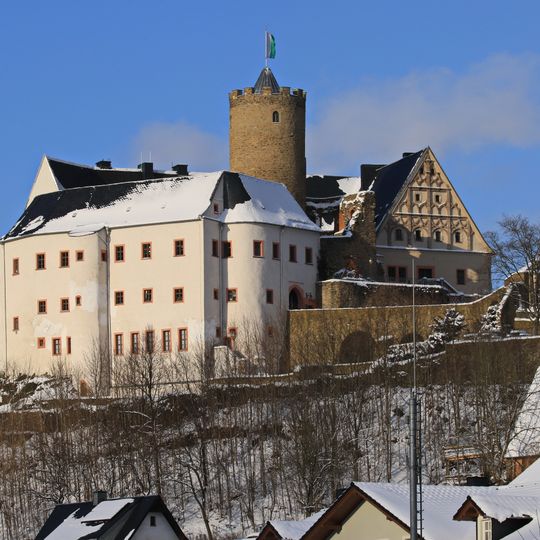 Burg mit Toranlage, Brücke und Burgmauern und zwei ehemalige Wirtschaftsgebäude eines Rittergutes, Schlosspark nördlich der Burg, weiterhin mit Nebengebäude am Schloss und Nebengebäude am Wirtschaftshof (Hofgasse