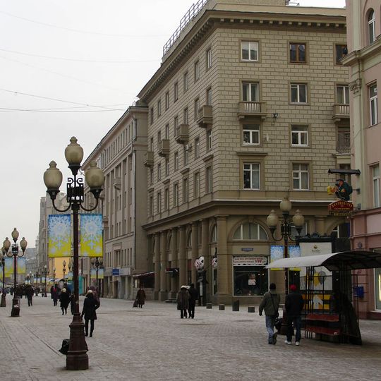 Жилой дом с магазинами