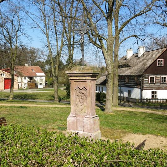 Kříž na návsi ve Starých Splavech