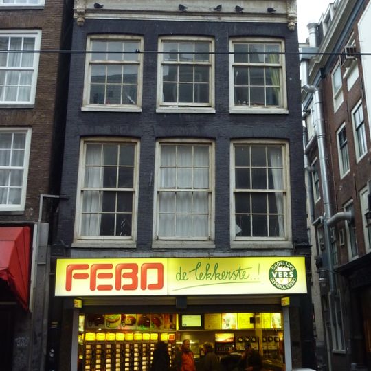 Hoekhuis met gevel onder gesneden rechte lijst met consoles