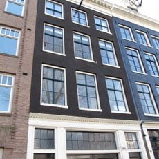 Huis met gevel onder rechte lijst en met bedrijfspui