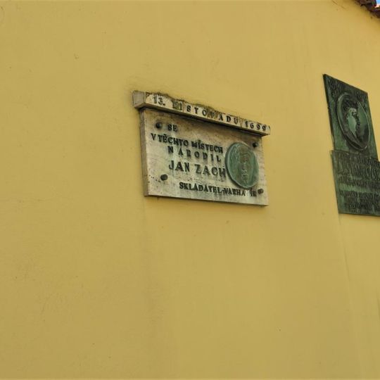 Pamětní deska Jana Zacha na ohradní zdi muzea v Čelákovicích