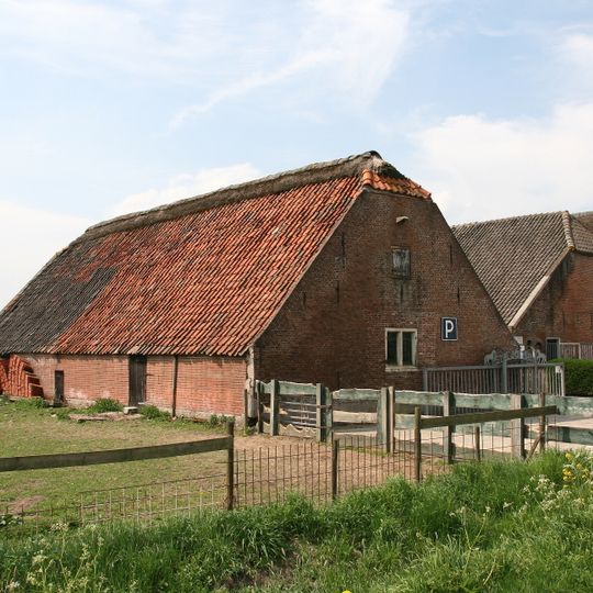 Schuur in Ambachtelijk-traditionele bouwtrant, als onderdeel van de boerderij