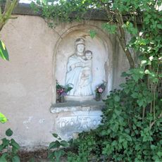 Výklenek s Madonou na západním okraji Úštěka