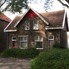 Veertien verspreid in de woonwijk gesitueerde dubbelwoningen, gebouwd op een rechthoekige plattegrond