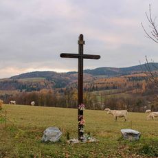 Dřevěný kříž v Janoušově vedle polní cesty