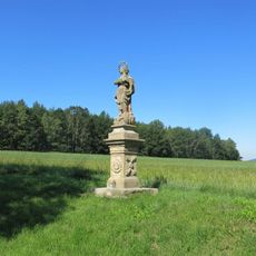 Socha Panny Marie u polní cesty západně od Rašovic