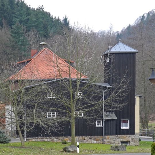 Feuerwehr mit Wohnhaus, Wagenschuppen und Turm Am Tannenbusch 4
