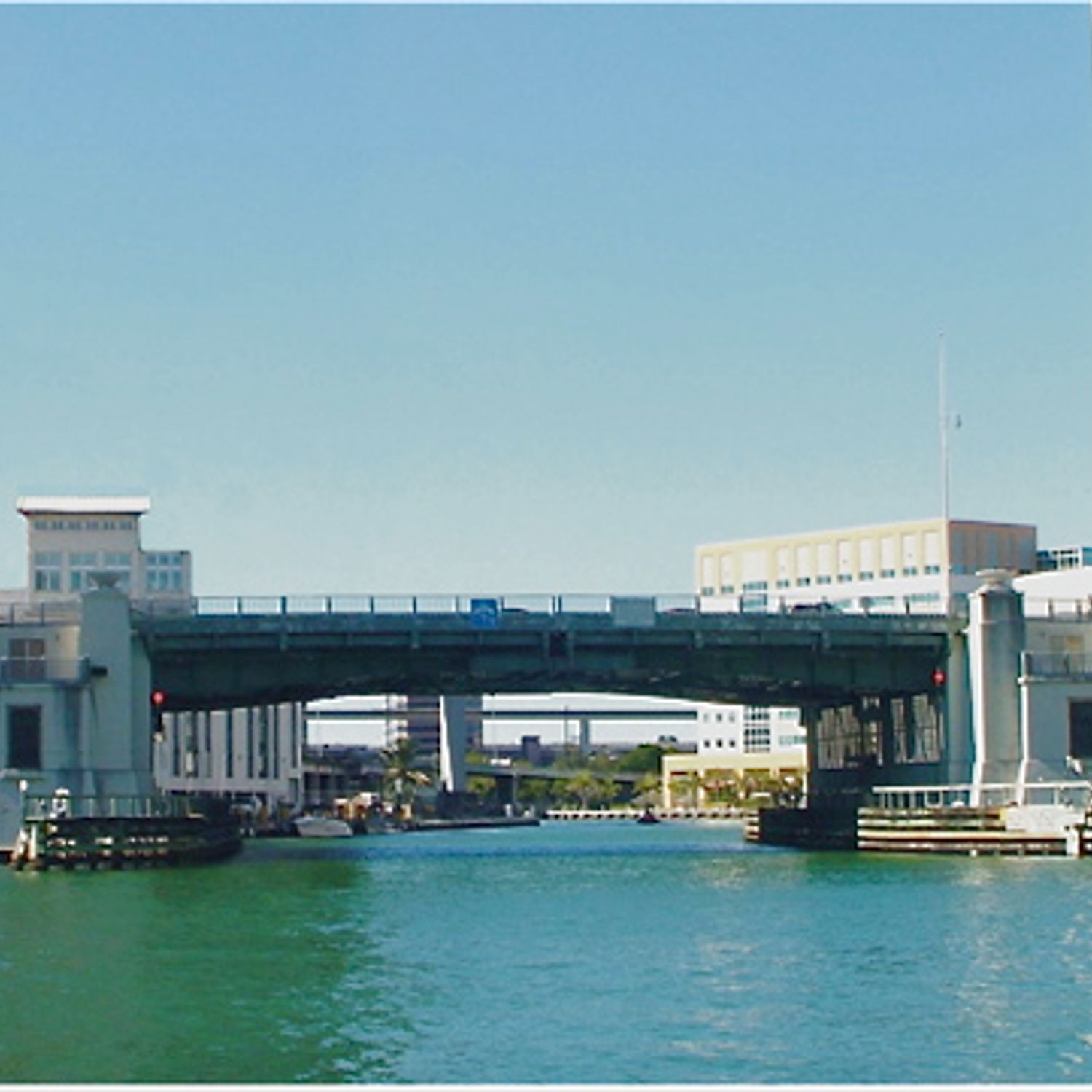 Brickell Avenue Bridge - Puente de carretera en el centro de Miami ...