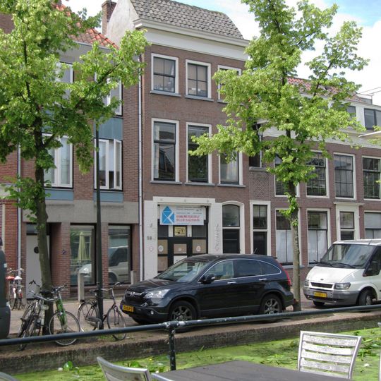 Pand onder dwars zadeldak