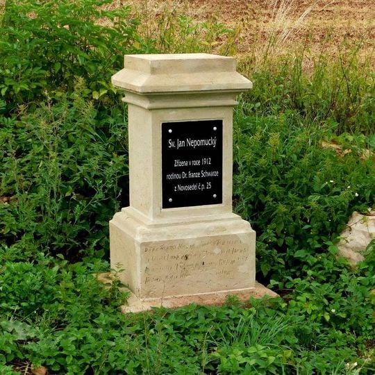 Socha svatého Jana Nepomuckého severně od Novosedel