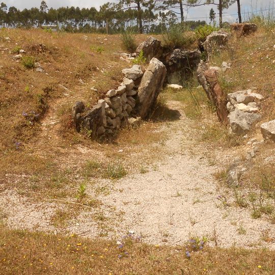 Monumentos da Serra da Brenha, que incluem o Dólmen das Carniçosas