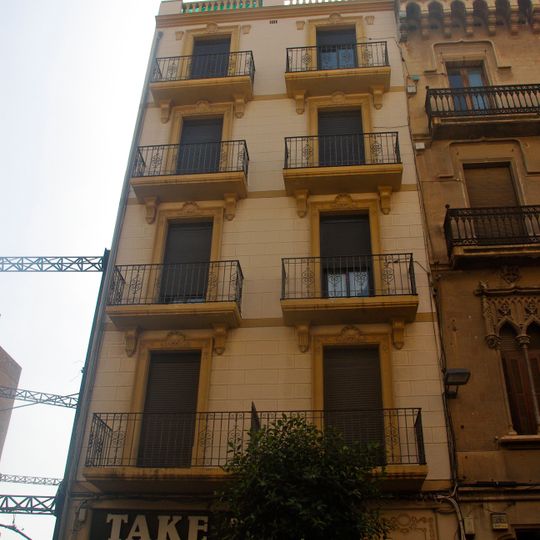 Habitatge al raval de Sant Pere, 23