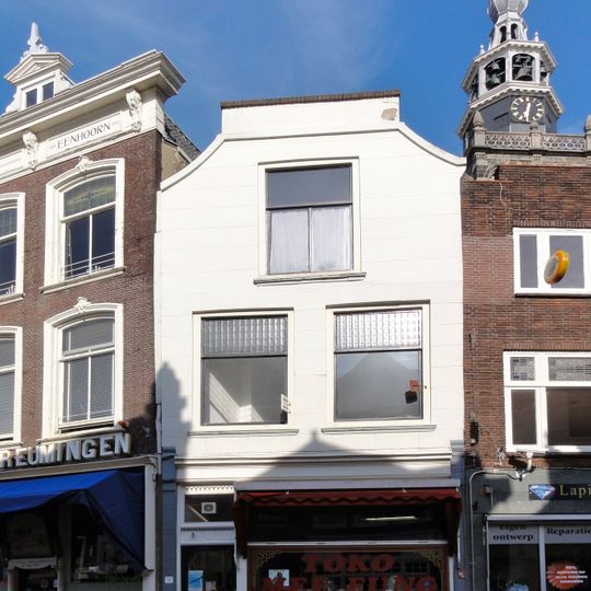 Pand met verminkte topgevel