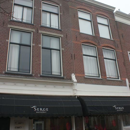 Pand met gevel met rechte kroonlijst. Ouder huis aanwezig