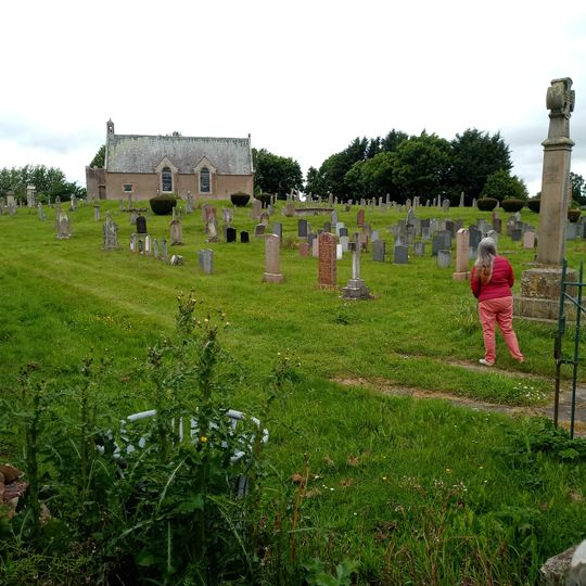 Eckford Parish Church, Churchyard