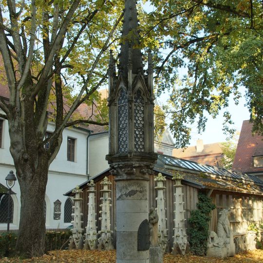 Ehemaliger Domfriedhof anstelle des romanischen Vorgängerdoms
