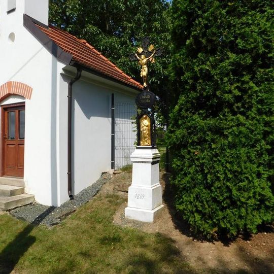 Kříž u kaple v Kačerově