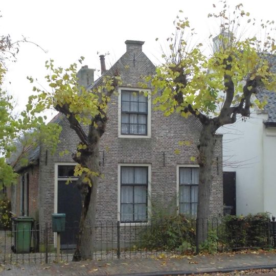 Lage woning met topgevel