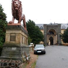 Socha lva před zámkem Zbiroh vlevo od brány