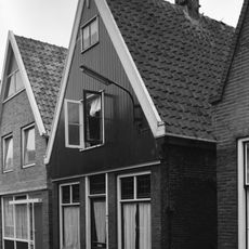 Eenvoudig huis met zadeldak