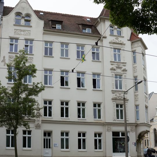 Mietshaus mit Eckladen in geschlossener Bebauung, Eckhaus zur Sattigstraße Kunnerwitzer Straße 1