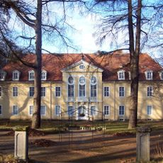 Schloss, zwei Kavaliershäuser, Brunnenskulpturen (Flussgottheiten) am nördlichen Ende des Schlossteiches, 11 Putten sowie Skulptur des Bacchus im Ehrenhof vor dem Schloss, zwei Büsten auf Sockeln, Skulpturen der Flora und Diana sowie zwei Brunnen