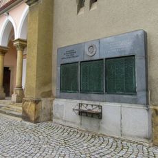 Pomník padlým v Rapotíně na zdi kostela
