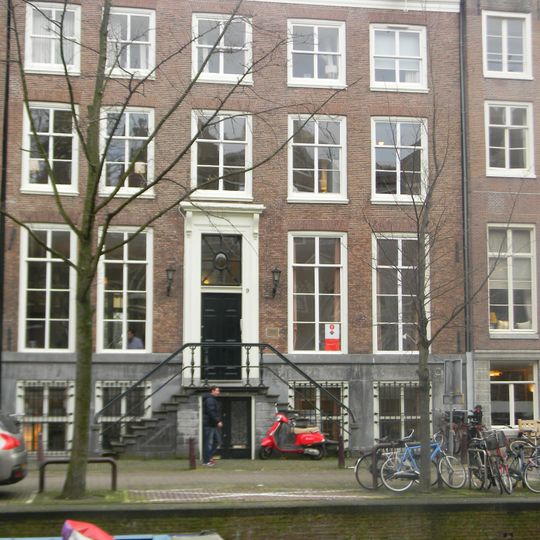 Dubbel huis met gave gevel onder rechte lijst